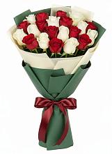 Букет Микс из красных и белых роз в Чесноковка