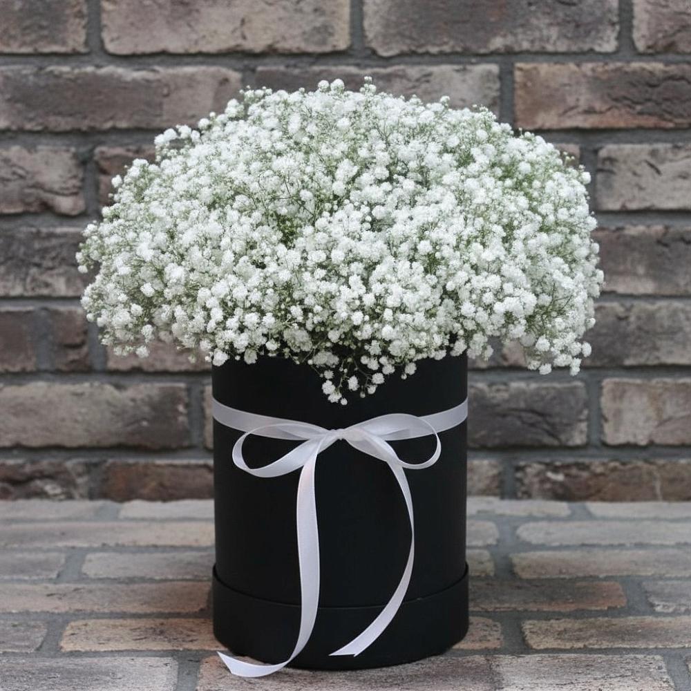 Цветочная композиция из Гипсофила в шляпной коробке в Чесноковка