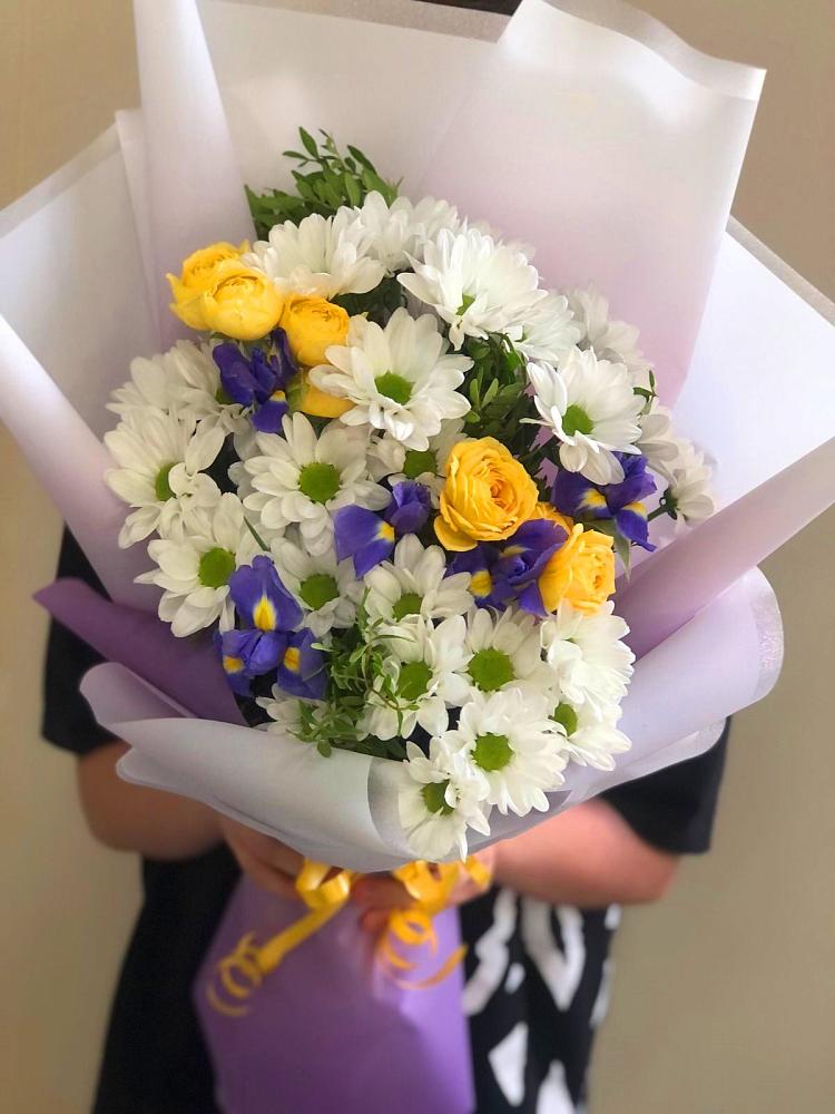 Букет цветов из: Ирисы, Хризантемы и Розы в Чесноковка
