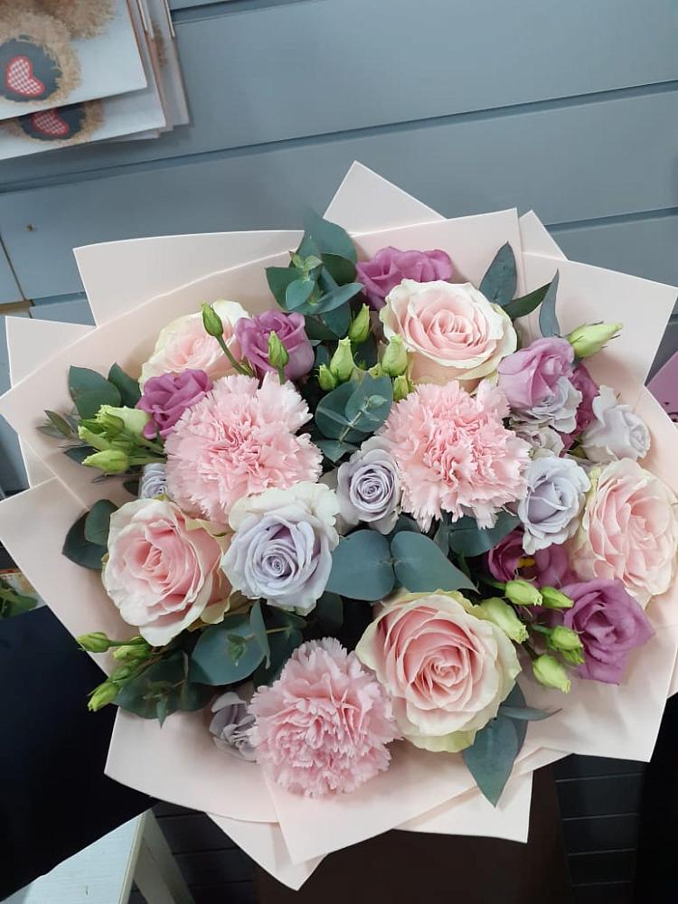 Букет цветов из: Розы, Гвоздики и Лизиантусы в Чесноковка